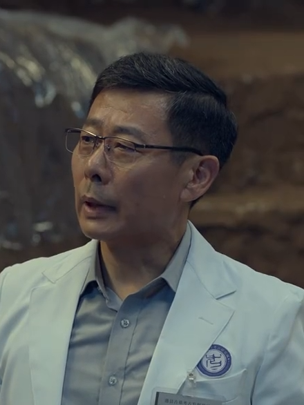 韓震(懸疑刑偵劇《懸鏡》中的角色)