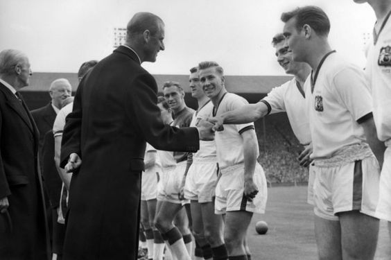 1957年足總杯決賽前與菲利普親王握手