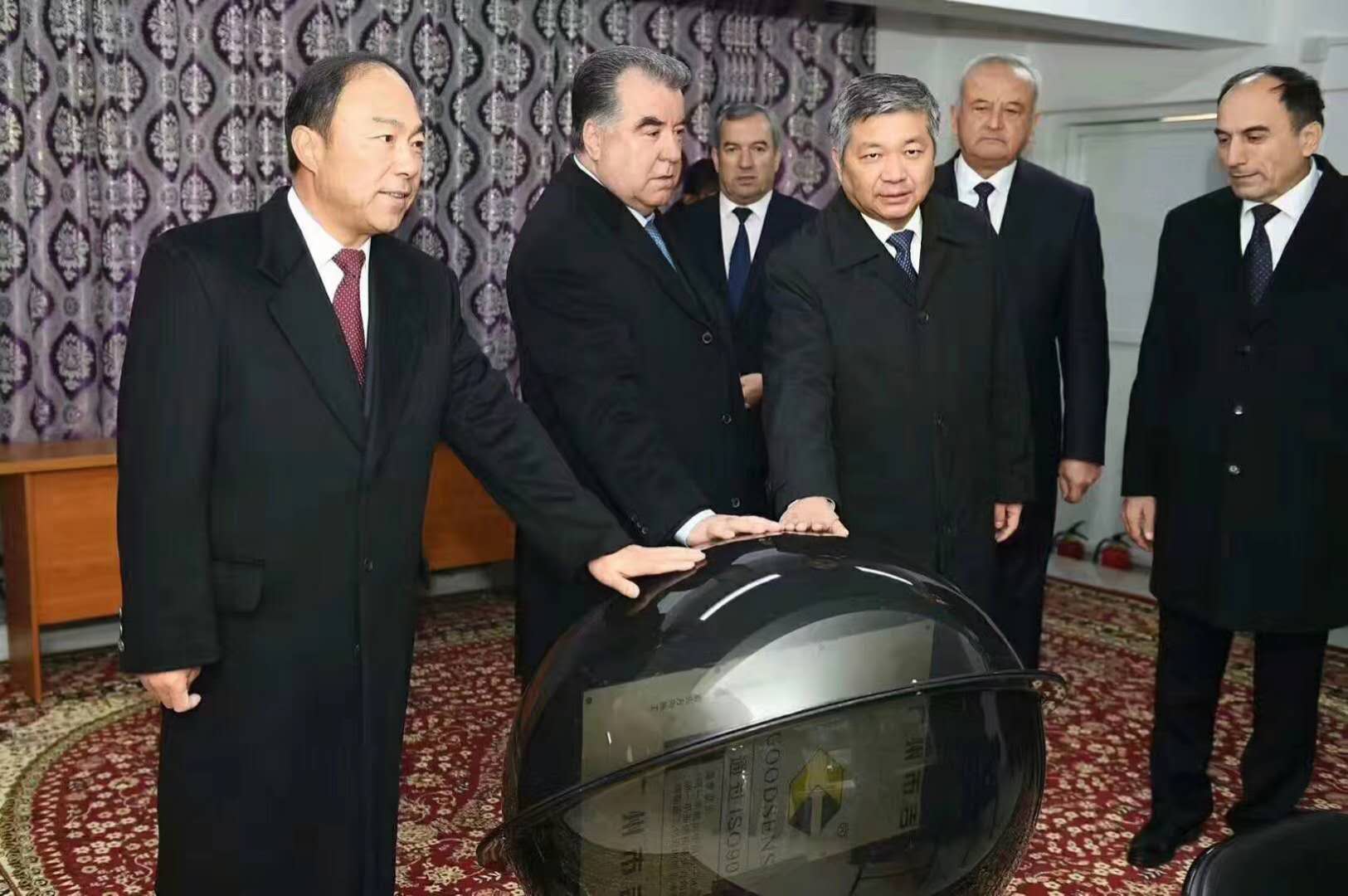 岳斌與拉赫蒙共同出席冶煉廠項目投產儀式