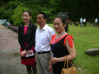 柴文達（中）夫人陳宏（右一）和電視人李昆