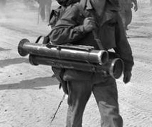 步兵攜帶分拆後的 M9A1 bazooka