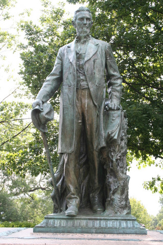康奈爾大學校園裡的康奈爾銅像