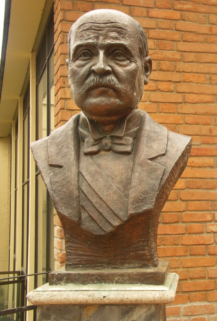蘇亞雷斯總統的塑像