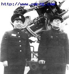 方強將軍(左)陪同葉劍英同志視察