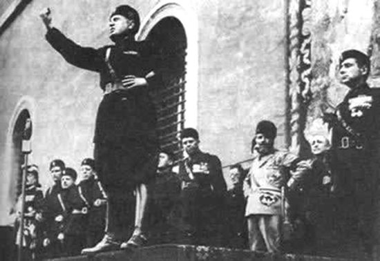 墨索里尼在進行歌頌法西斯主義的演說。