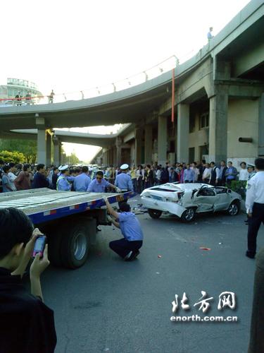 天津:白色夏利從八里台立交橋上突然跌落