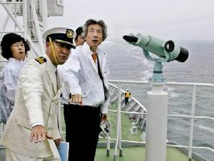 日本首相小泉從海上視察被俄控制的北方四島