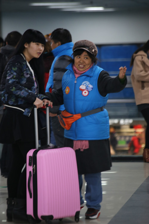 北京西站志願者為乘客指引