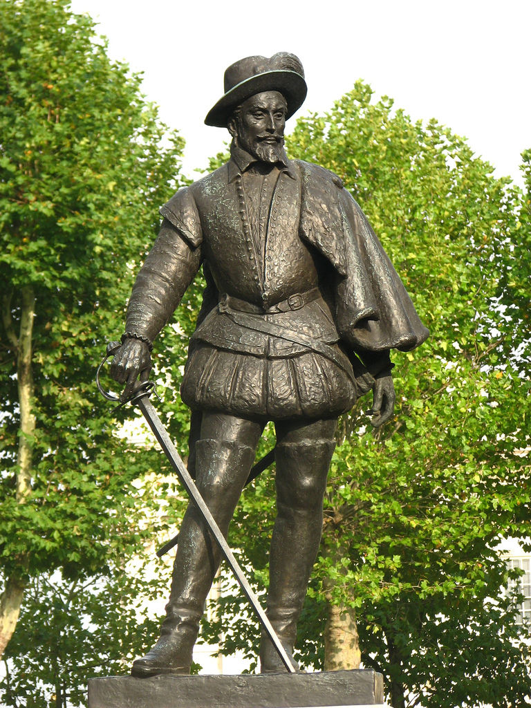 坐落在倫敦的雷利爵士的雕像