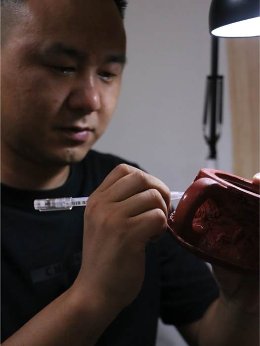 王新(揚州漆器髹飾技藝市級代表性傳承人、中國民間文藝家協會會員) 王新(揚州漆器髹飾技藝市級代表性傳承人、中國民間文藝家協會會員)