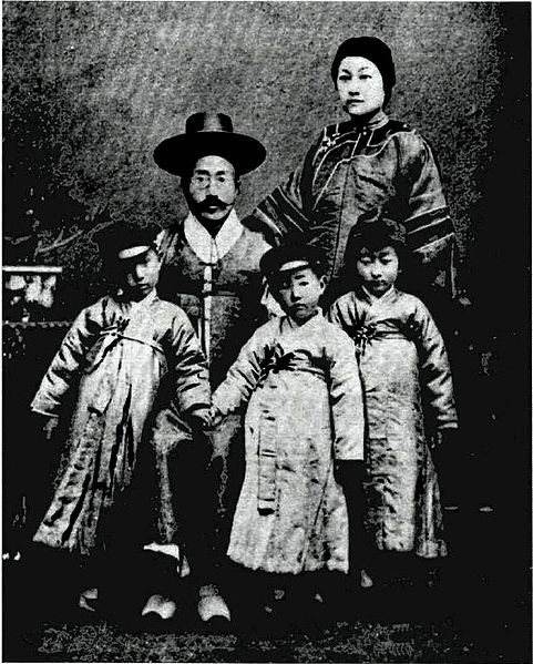 1902年在元山的尹致昊一家