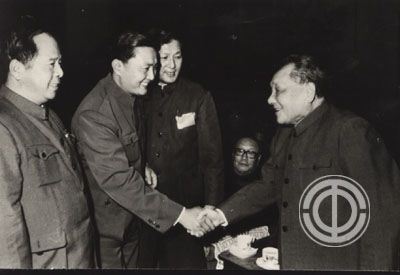 鄧小平與倪志福（左三）、尉健行親切交談