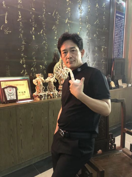 何愛群(中國工藝美術大師) 何愛群(中國工藝美術大師)