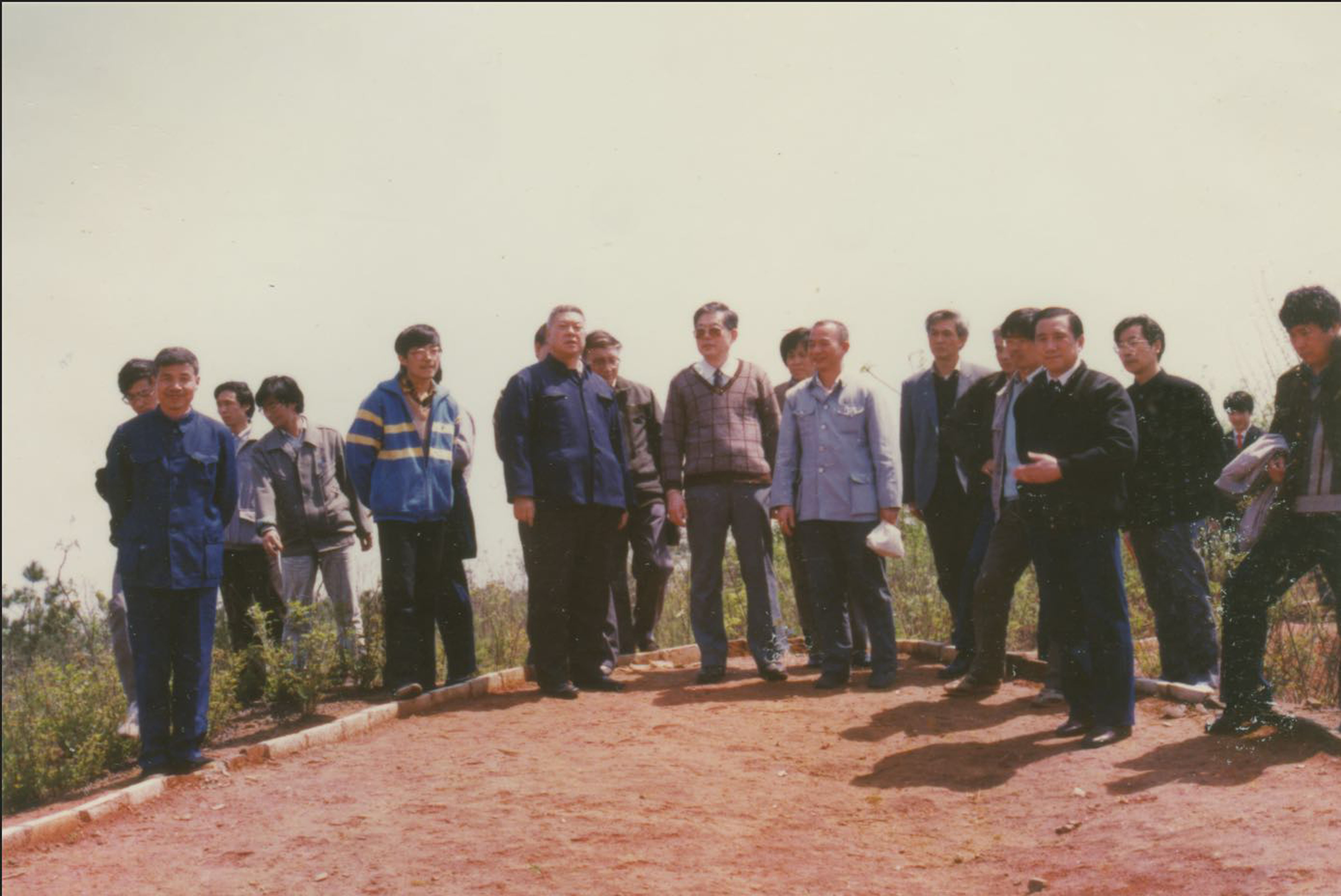 1990年10月周光召院長考察鷹潭站水土流失治理區