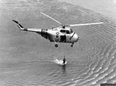麥克康奈爾被美軍H-19救援直升機救起