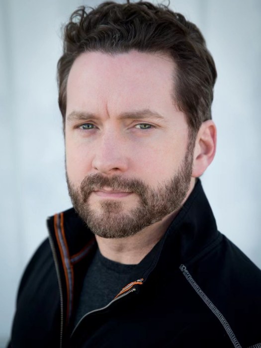 伯尼·伯恩斯(Burnie Burns) 伯尼·伯恩斯(Burnie Burns)