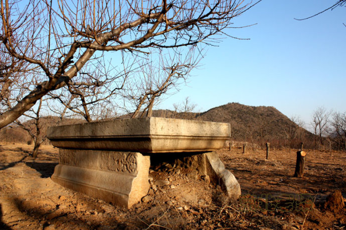 墓前的石供桌
