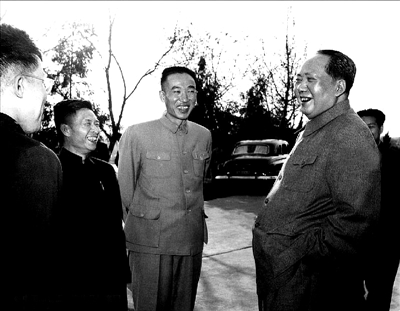 王任重（左）與毛澤東
