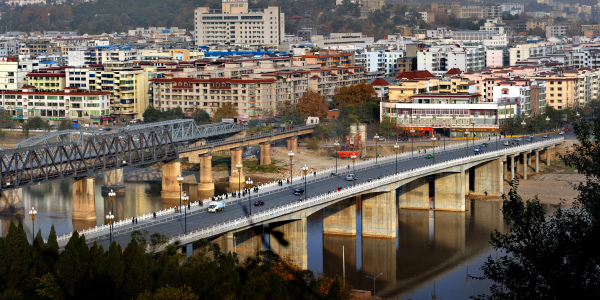 並列平行的廣元澳援大橋和鐵路橋