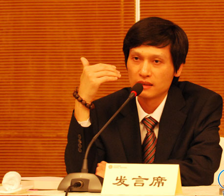木雕大師李鳳強在高峰論壇上發言交流