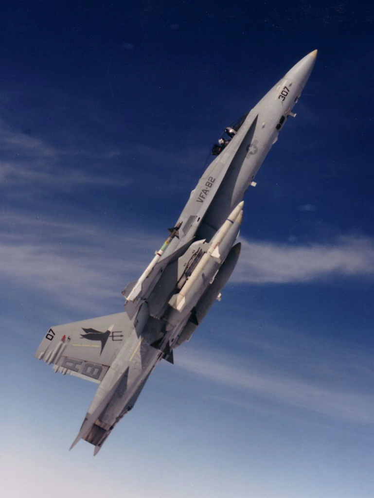 F/A-18戰鬥機掛載AGM-88“哈姆”反輻射飛彈