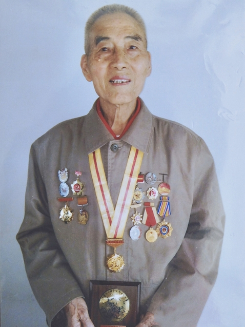 王廷玉(昆明市第一人民醫院的離休老幹部) 王廷玉(昆明市第一人民醫院的離休老幹部)