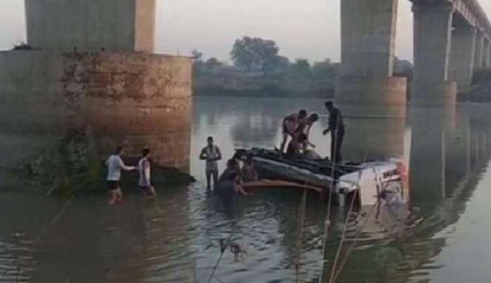 12·23 印度巴士墜河事故