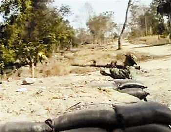 高棉士兵在陣地上向泰國方向開火