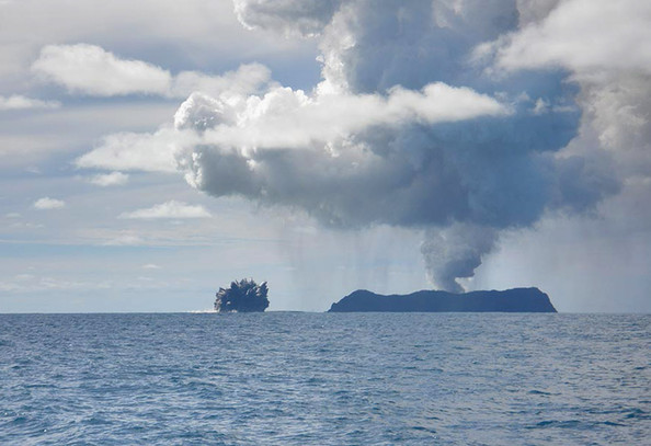 湯加群島海域海底火山爆發勝景