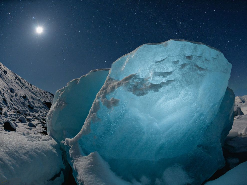 月下冰島冰塊晶瑩剔透似鑽石