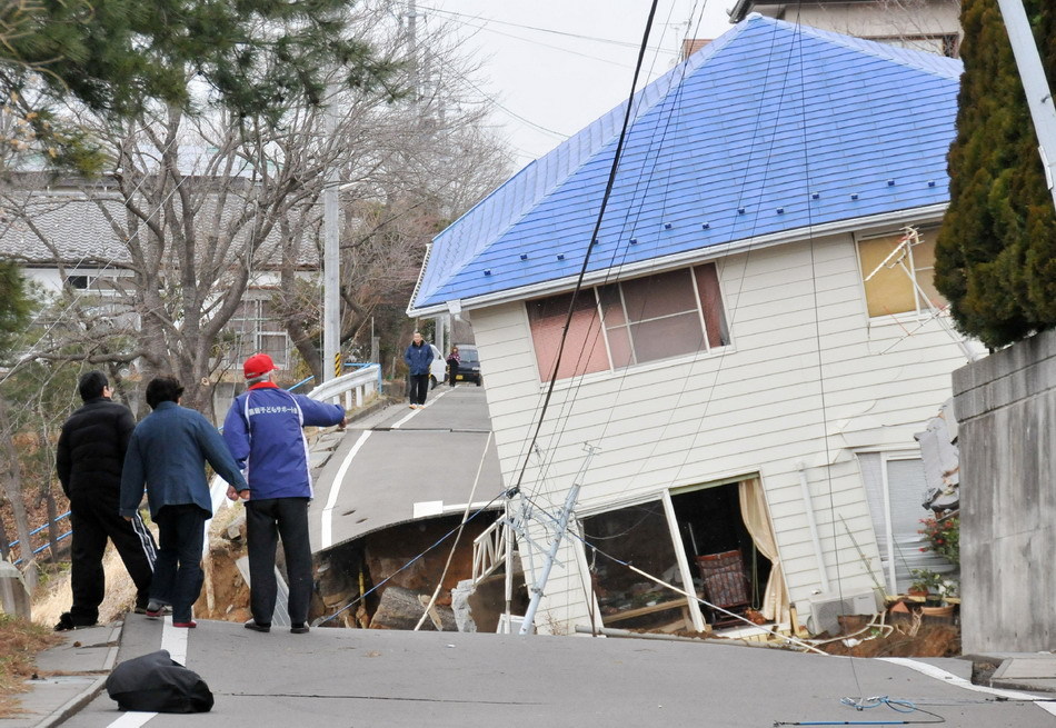 日本福島路面產生巨大裂口致房屋陷落