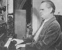赫爾穆特·瓦爾哈彈鋼琴時的照片