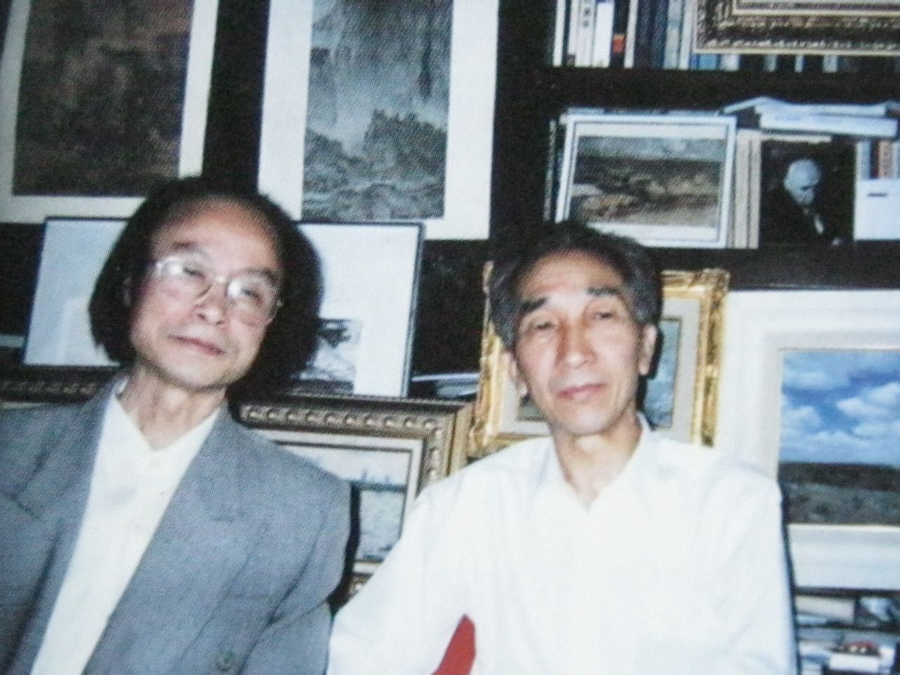 與中國美術家協會主席靳尚誼（右）合影