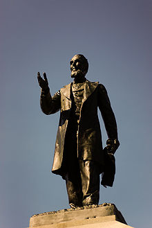 亞歷山大·麥肯齊紀念雕像