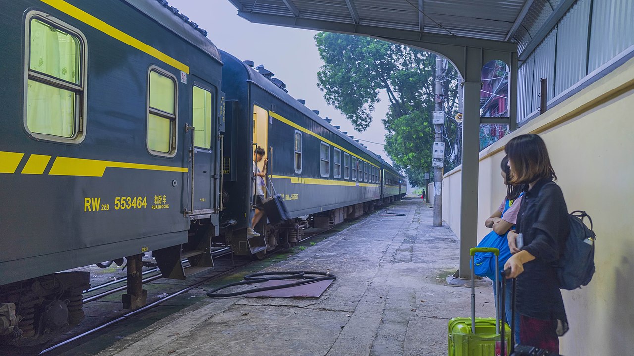 MR2次列車到達嘉林站，旁邊的4/L1號車廂為Z5/6次列車旅客預留