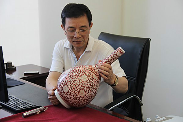 林洪德(中國文物鑑定專家,揭陽市工藝美術行業協會會長) 林洪德(中國文物鑑定專家,揭陽市工藝美術行業協會會長)