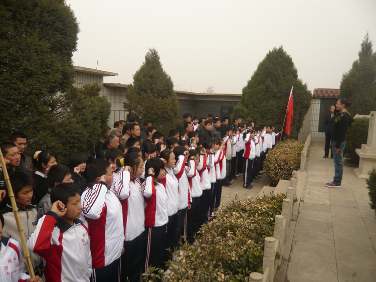 在辛莊烈士陵園宣誓入團的中小學生