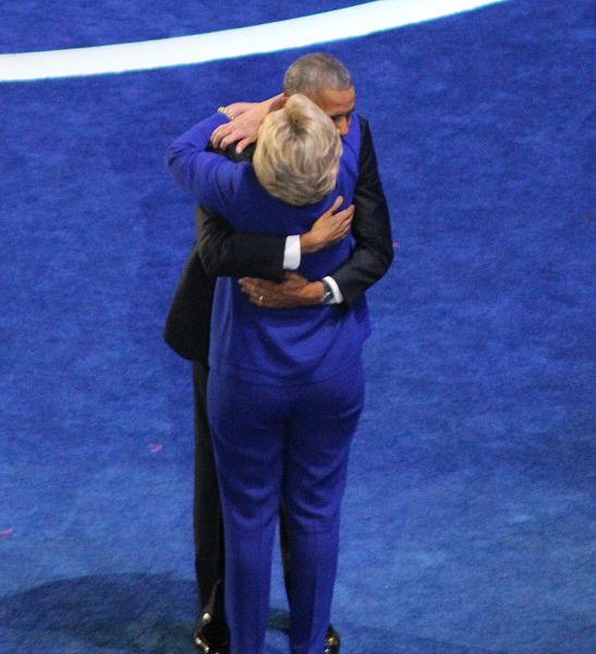 競選時希拉蕊與歐巴馬擁抱