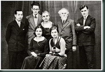 1931年汪德耀(後排左1)和女友(前排右1)