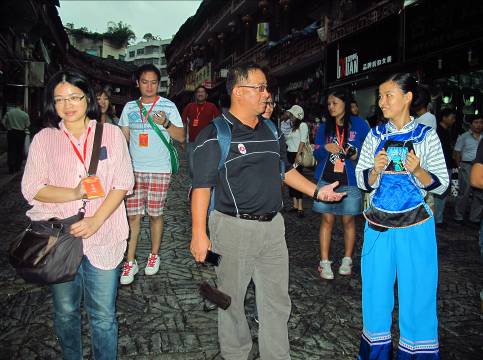 台灣原住民教師參訪團探訪都勻石板街