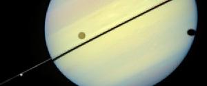 1995年“哈勃”拍攝的土衛六和土衛三凌土星