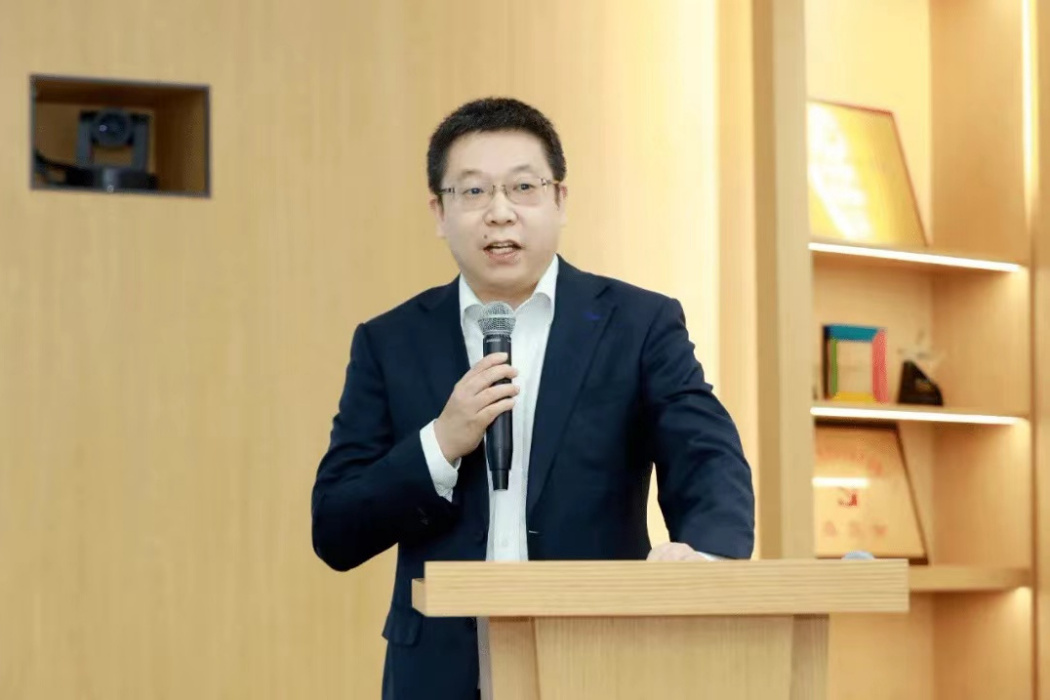 李亮(交個朋友控股有限公司執行董事,杭州交個朋友教育科技有限公司董事,杭州世紀睿科信息技術有限公司行政總裁) 李亮(交個朋友控股有限公司執行董事,杭州交個朋友教育科技有限公司董事,杭州世紀睿科信息技術有限公司行政總裁)