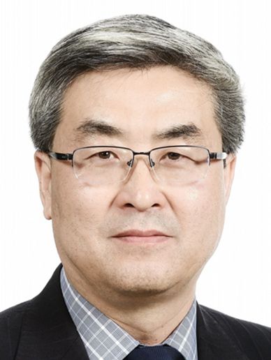 鞠鵬(新華通訊社國內部攝影室主任,中國攝影家協會第十屆副主席) 鞠鵬(新華通訊社國內部攝影室主任,中國攝影家協會第十屆副主席)