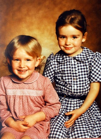 兒時的凱瑟琳·詹金斯（右）和妹妹