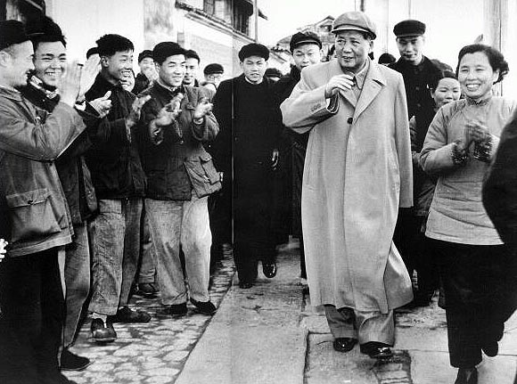 程瑜（右1）陪同毛澤東主席視察小營巷