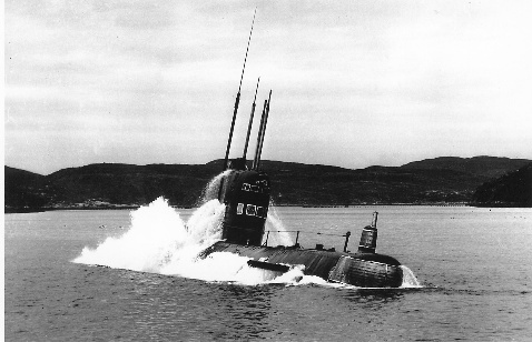 前蘇聯F級潛水艇緊急上浮