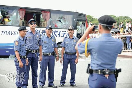 菲律賓的警員竟然在慘劇現場帶笑拍照留念