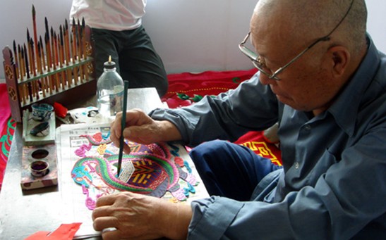 76歲剪紙老藝人王珍貴在創作