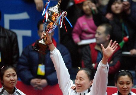 天津女排再奪聯賽冠軍 高舉獎盃慶勝利