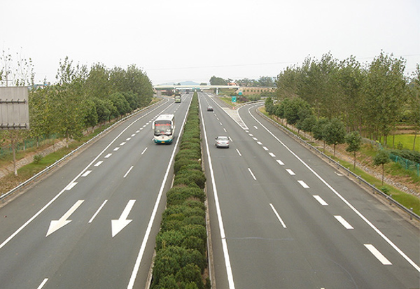 穿境而過的京珠高速公路